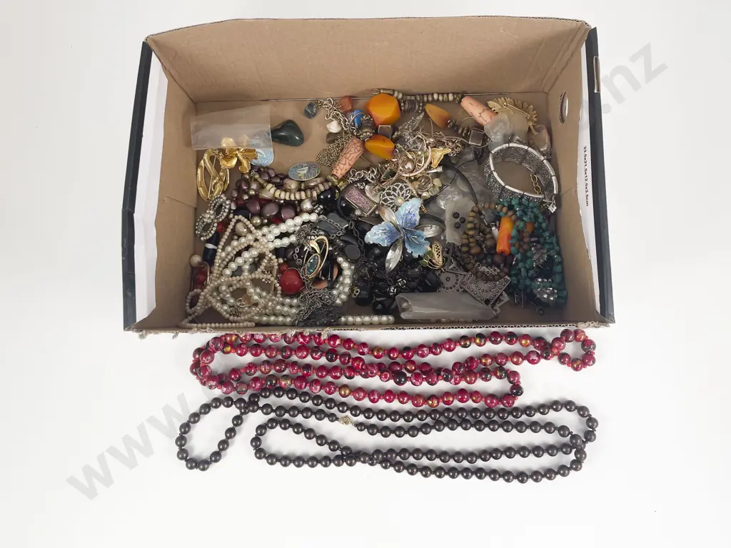 Collection of Assorted Costume Jewellery Image 1++