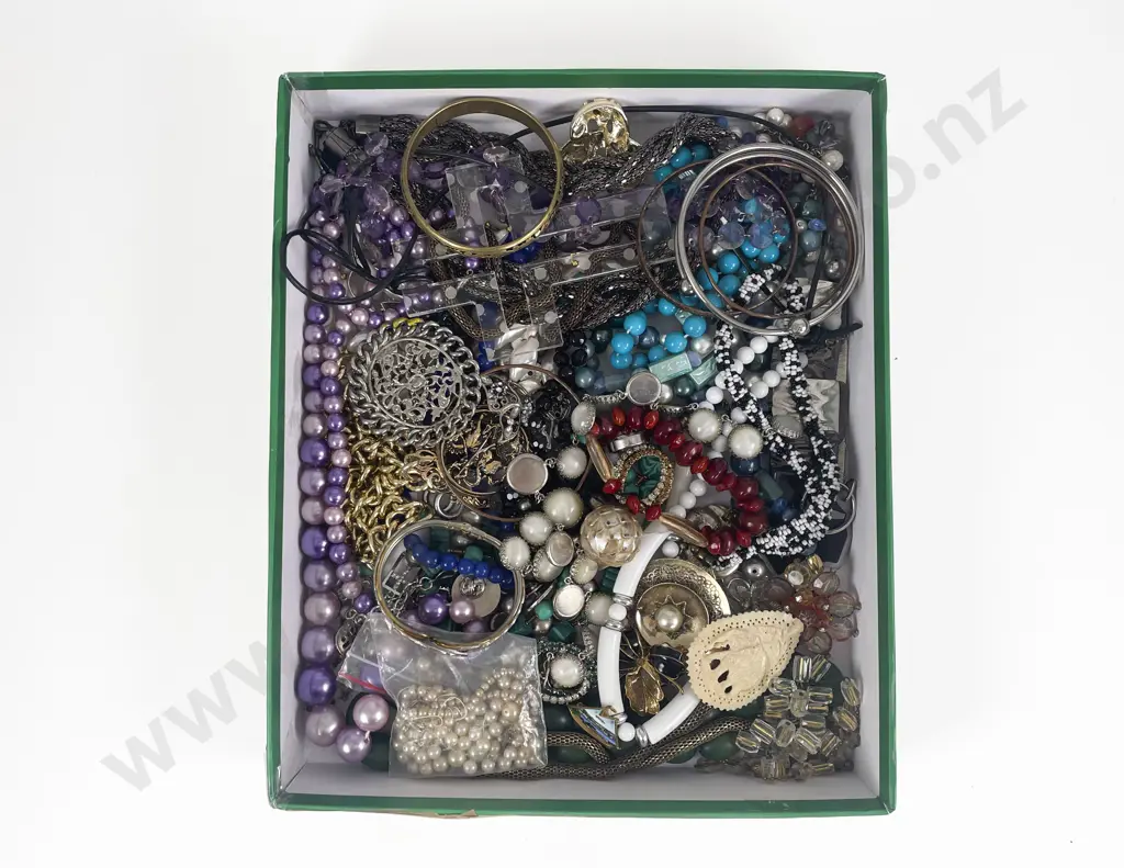 Collection of Assorted Costume Jewellery Image 1++