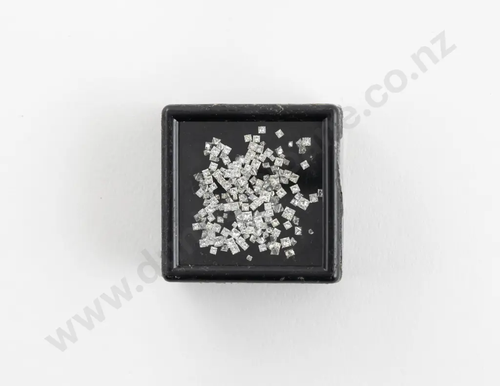 Quantity of Unmounted Diamonds Image 1++