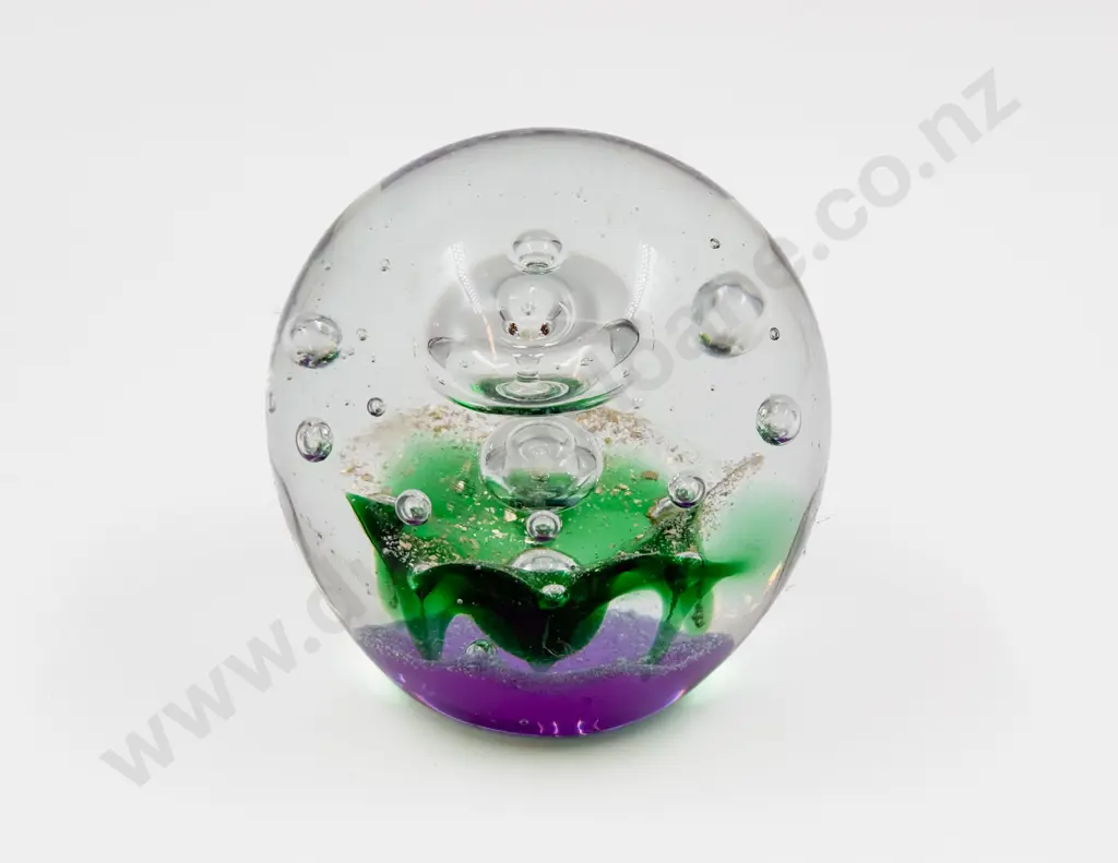 NZ Art Glass Paperweight in Presentation Box Image 1++