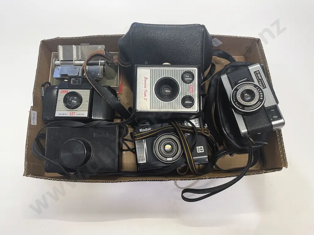 Qty of Assorted Vintage Cameras Image 1++