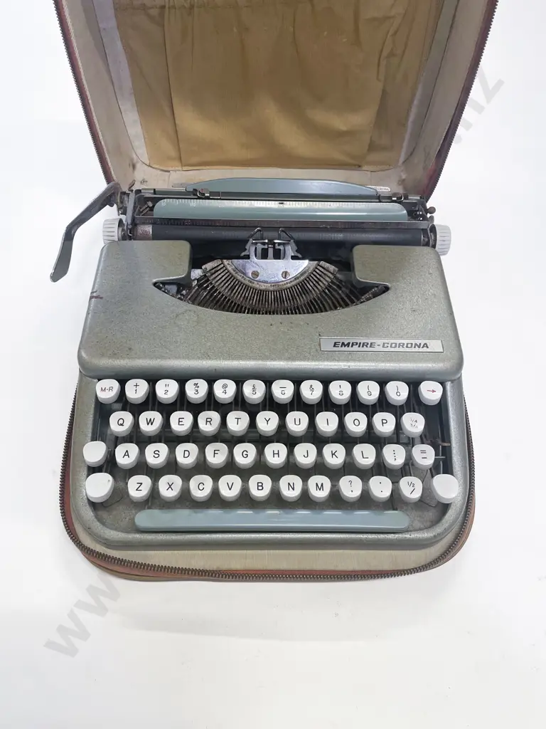 Portable Typewriter in Carry Case Image 1++