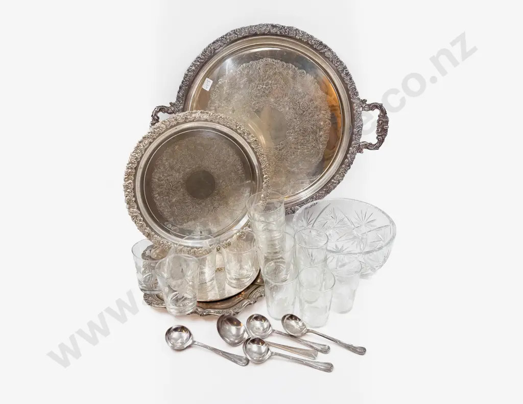 Qty of Crystal and Glassware with Three Assorted Circular S/P Trays Image 1++