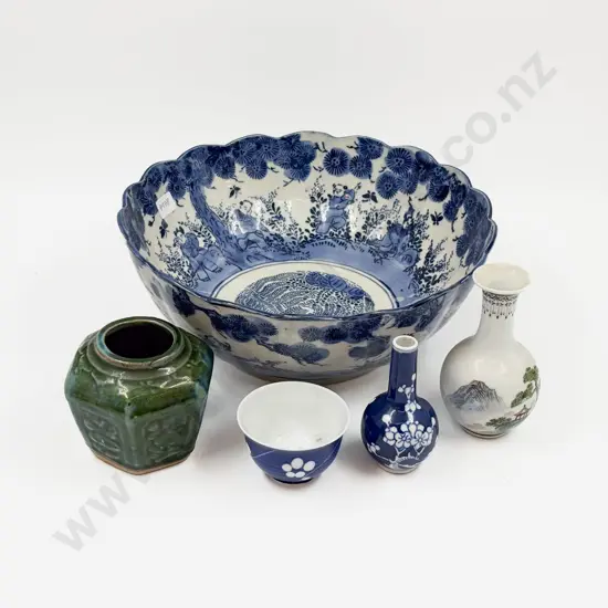 Large Chinese Blue and White Bowl with Assorted