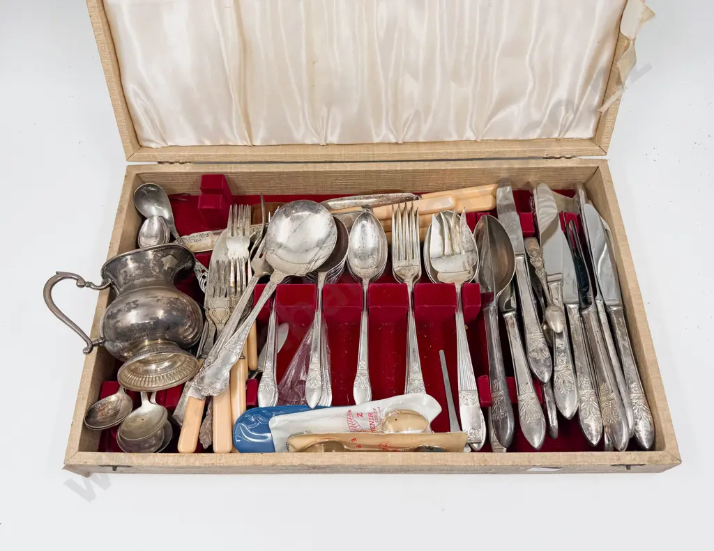 Canteen of Assorted Cutlery Image 1++