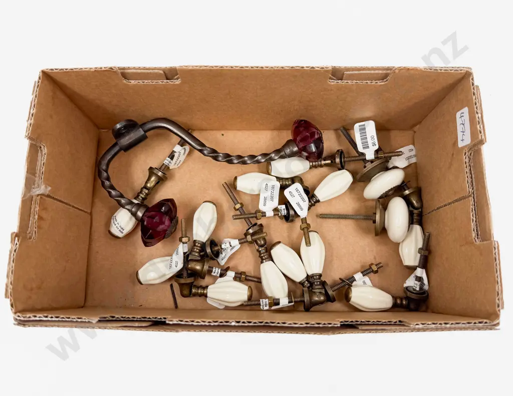Quantity of Assorted Door Handles & Decorative Hook Image 1++