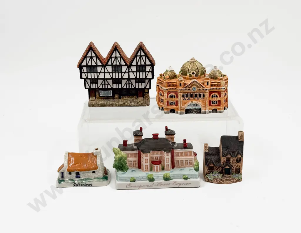 Small Quantity of Assorted Pottery & Ceramic Houses Image 1++