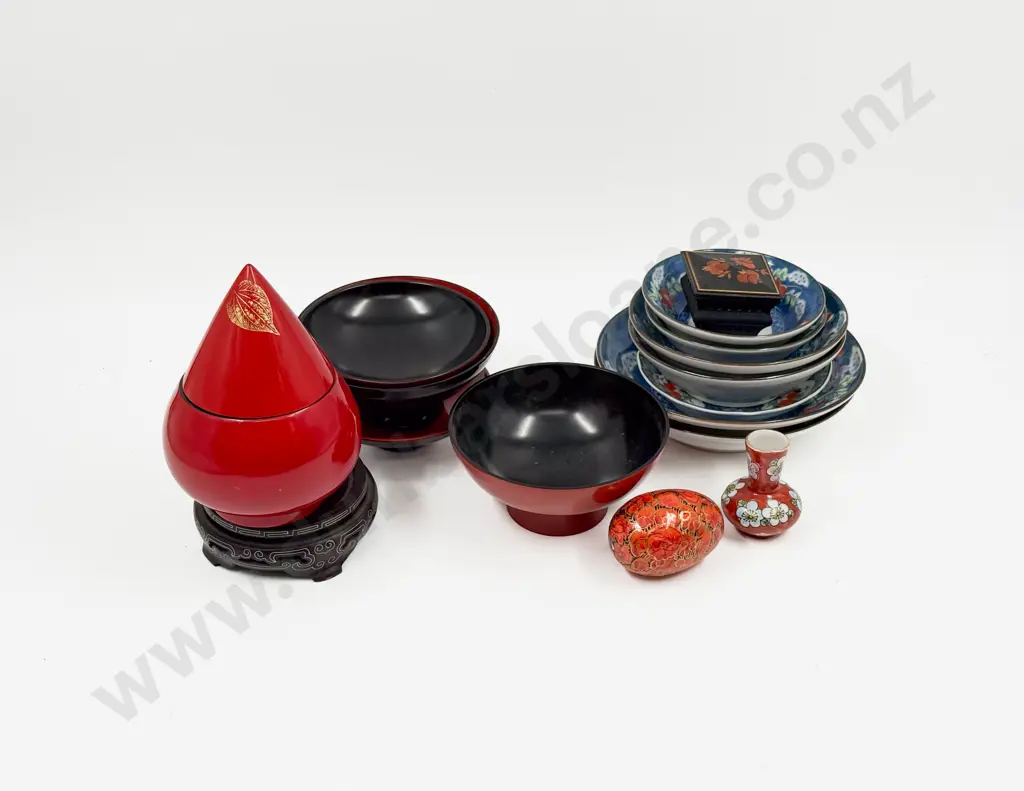 Small Quantity of Assorted China & Lacquer Servingware Image 1++