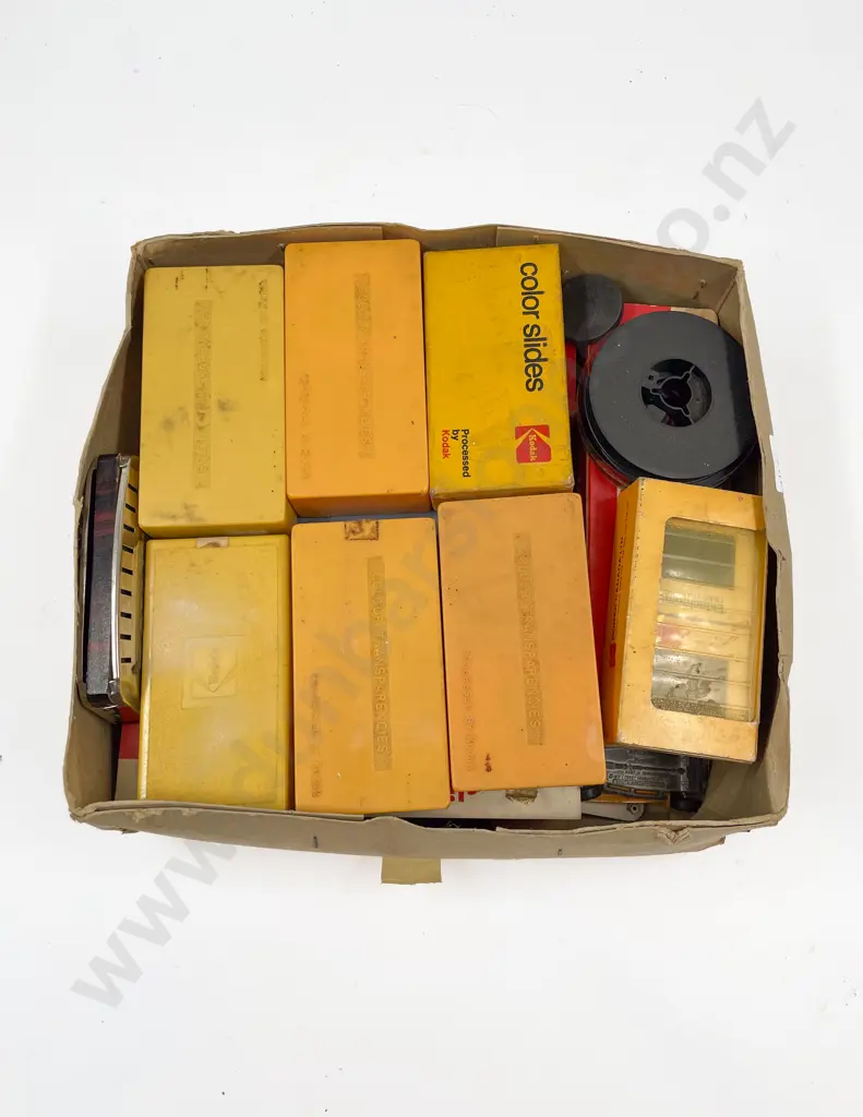 Vintage Slide Projector & Assorted Slides Image 1++