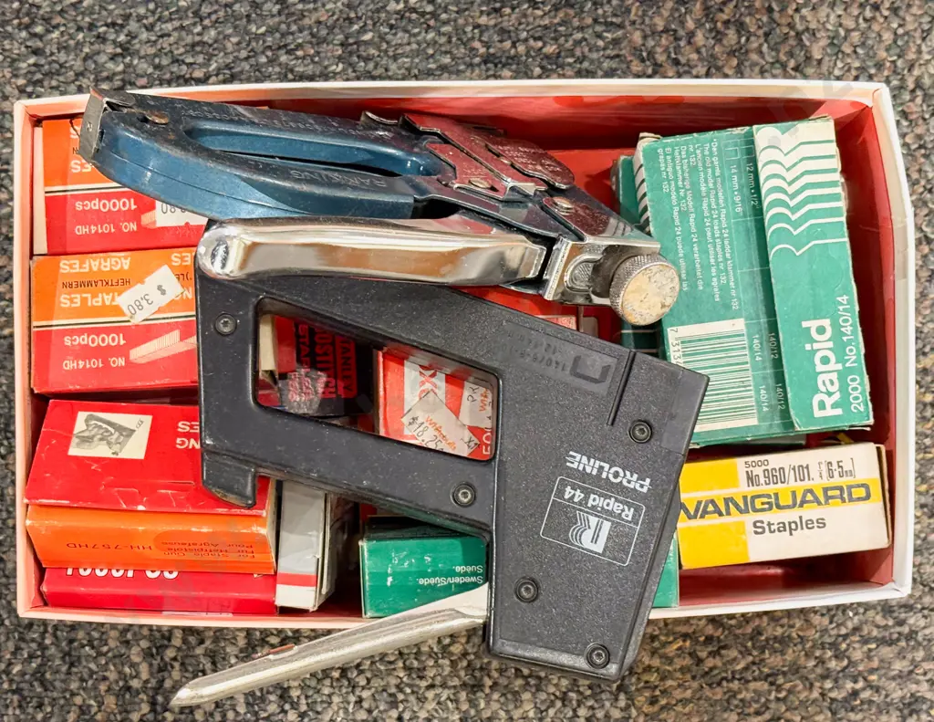 Assorted Staple Guns & Staples Image 1++