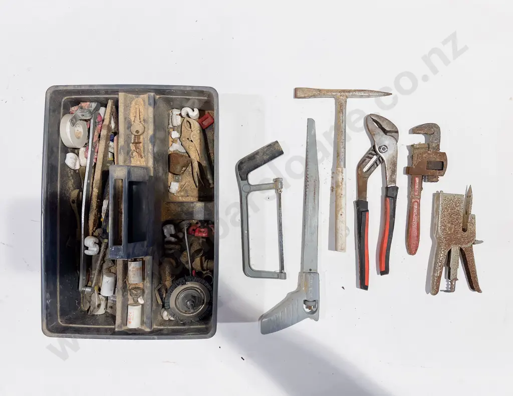 Tray of Assorted Vintage Tools Image 1++