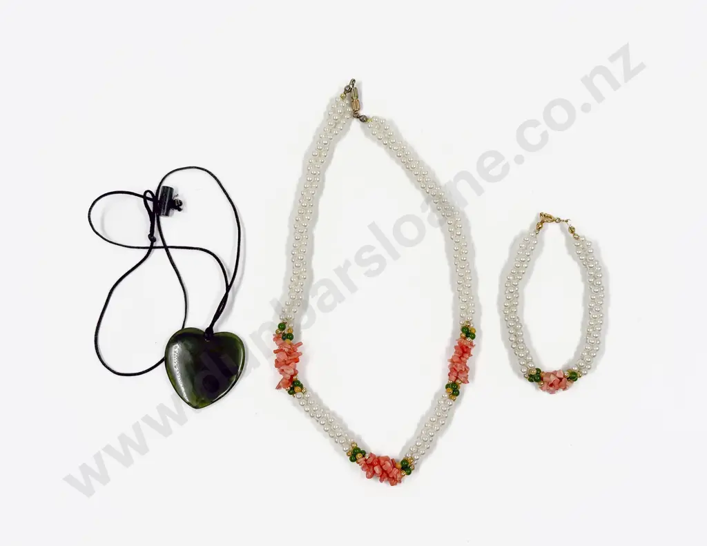NZ Green Stone Heart Pendant together with Matching Necklace and Bracelet Set Image 1++