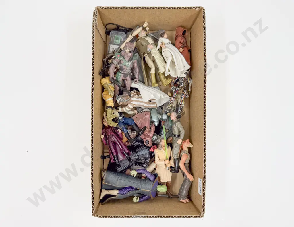 Quantity of Assorted Star Wars Toys etc Image 1++