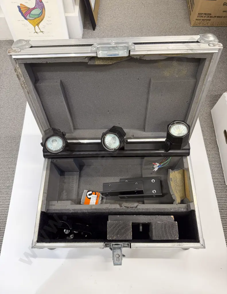 Theatre Spot Light in Case together with Bar Light Image 1++