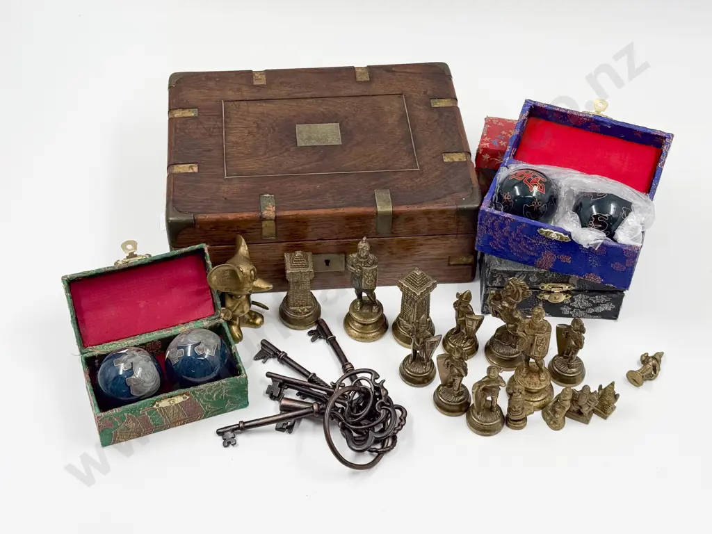 Quantity of Assorted Metalware Incl Chess Pieces Image 1++