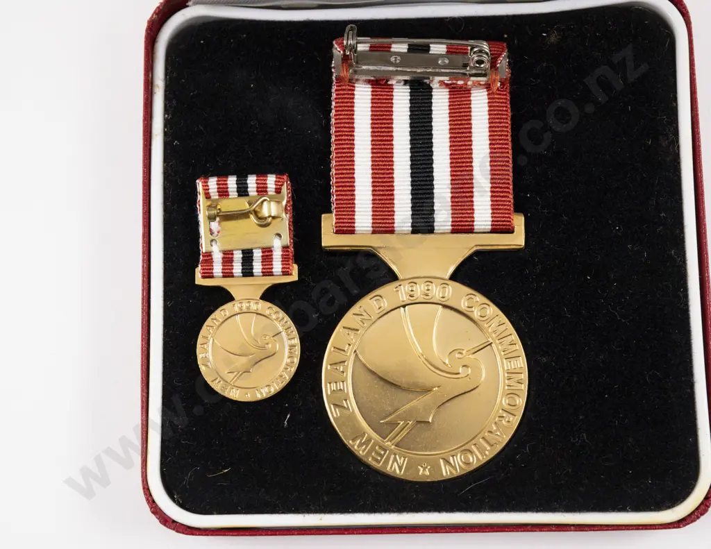 Cased EIIR The NZ 1990 Commemoration Medal with Miniature Image 1++