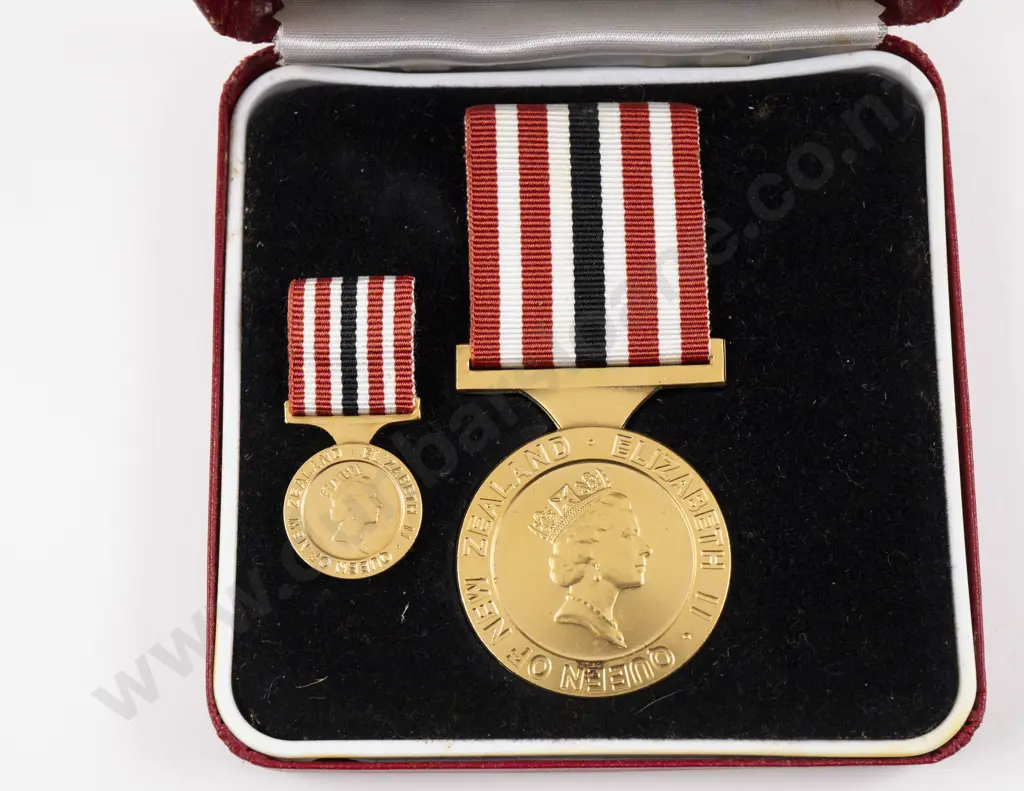 Cased EIIR The NZ 1990 Commemoration Medal with Miniature Image 1++