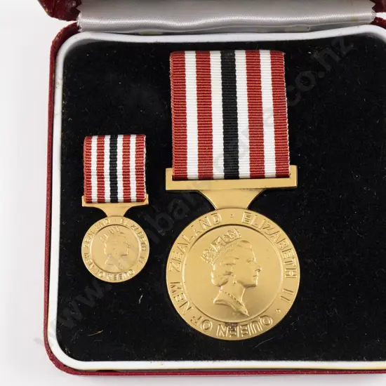 Cased EIIR The NZ 1990 Commemoration Medal with Miniature