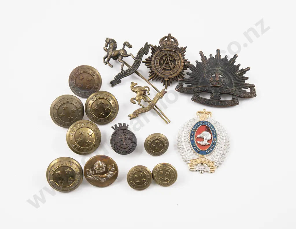 Assorted Military NZ and World Buttons and Badges (15) Image 1++