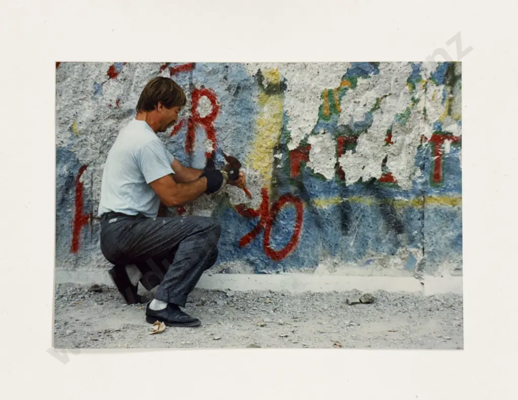 Genuine Piece of the Berlin Wall taken by vendor in 1990 Image 1++