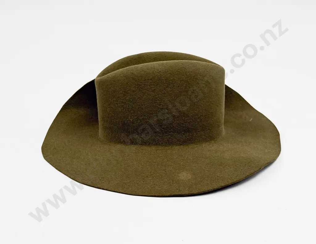 Australian Army Miniature Slouch Hat with early Australian Commonwealth Military Force Badge Image 1++