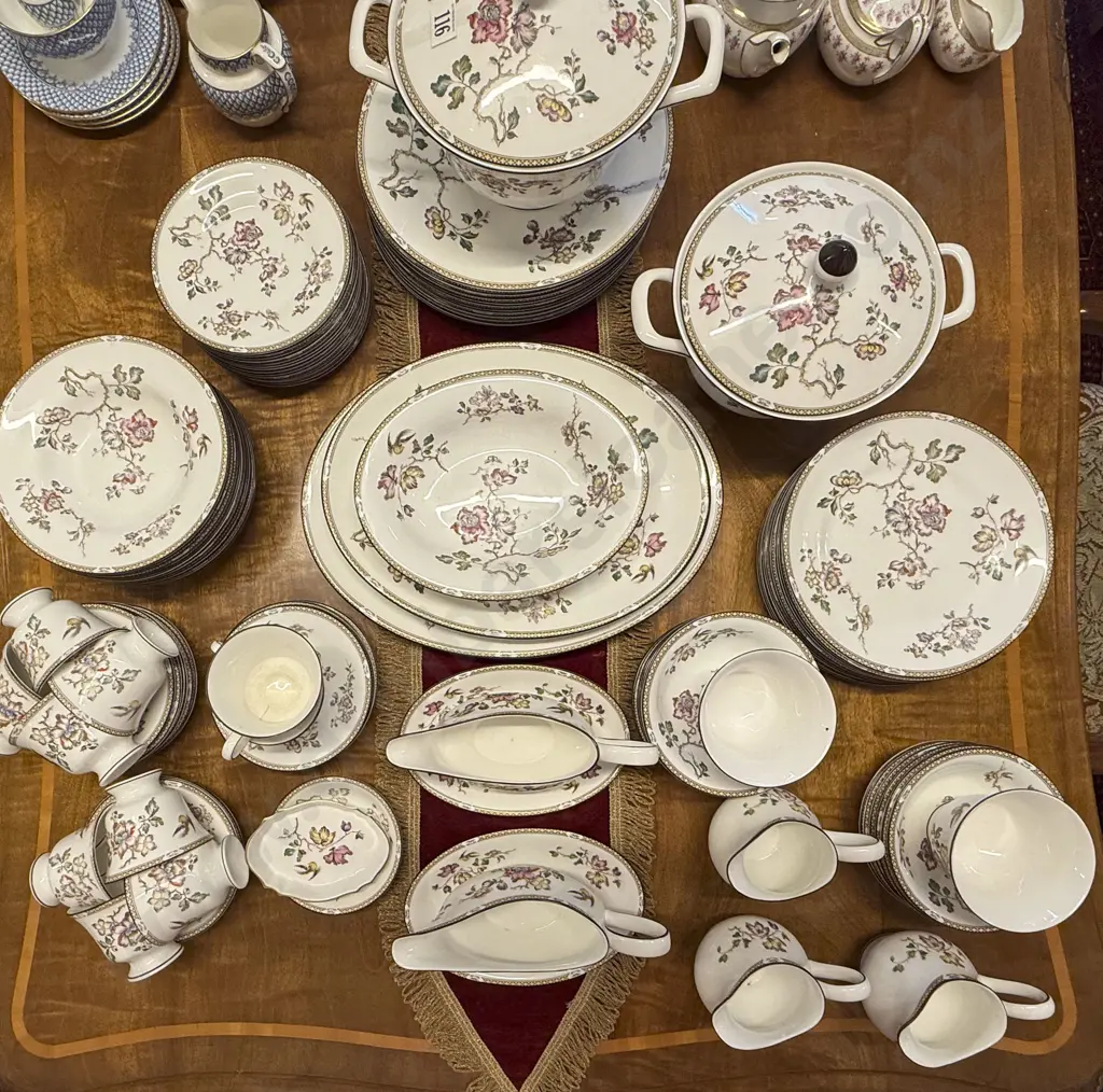 Wedgwood Swallow Pattern Dinner Service Image 1++