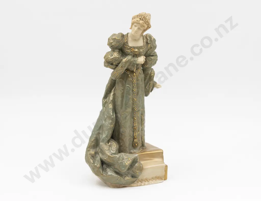 Royal Doulton Figure Ellen Terry As Queen Catherine of Aragon Image 1++