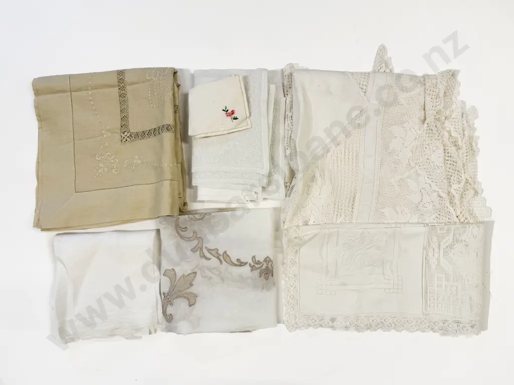 Selection of Various Linens and Napkins Image 1++