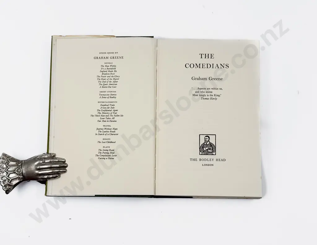 Graham Greene - The Comedians Image 1++