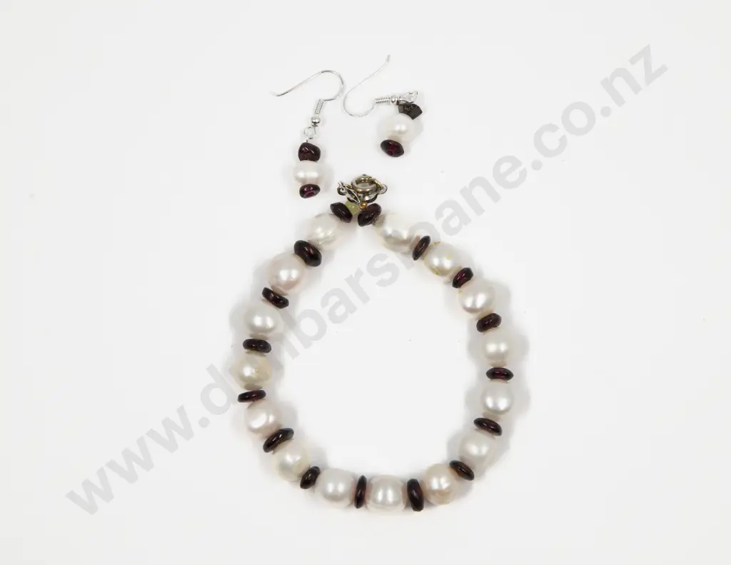 Single Strand Uniform Fresh Water Pearl and Garnet Bead Bracelet Image 1++