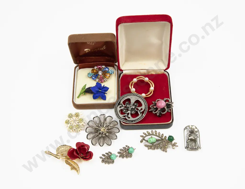 Collection of Assorted Vintage Jewellery Image 1++