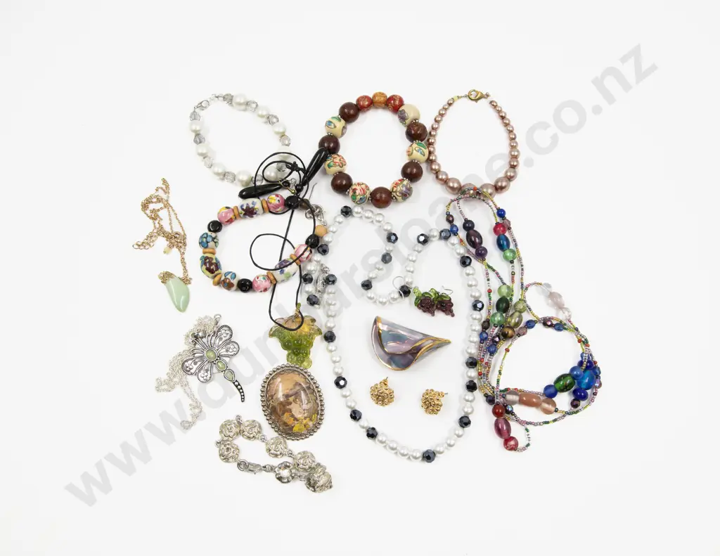 Collection of Assorted Costume Jewellery Image 1++