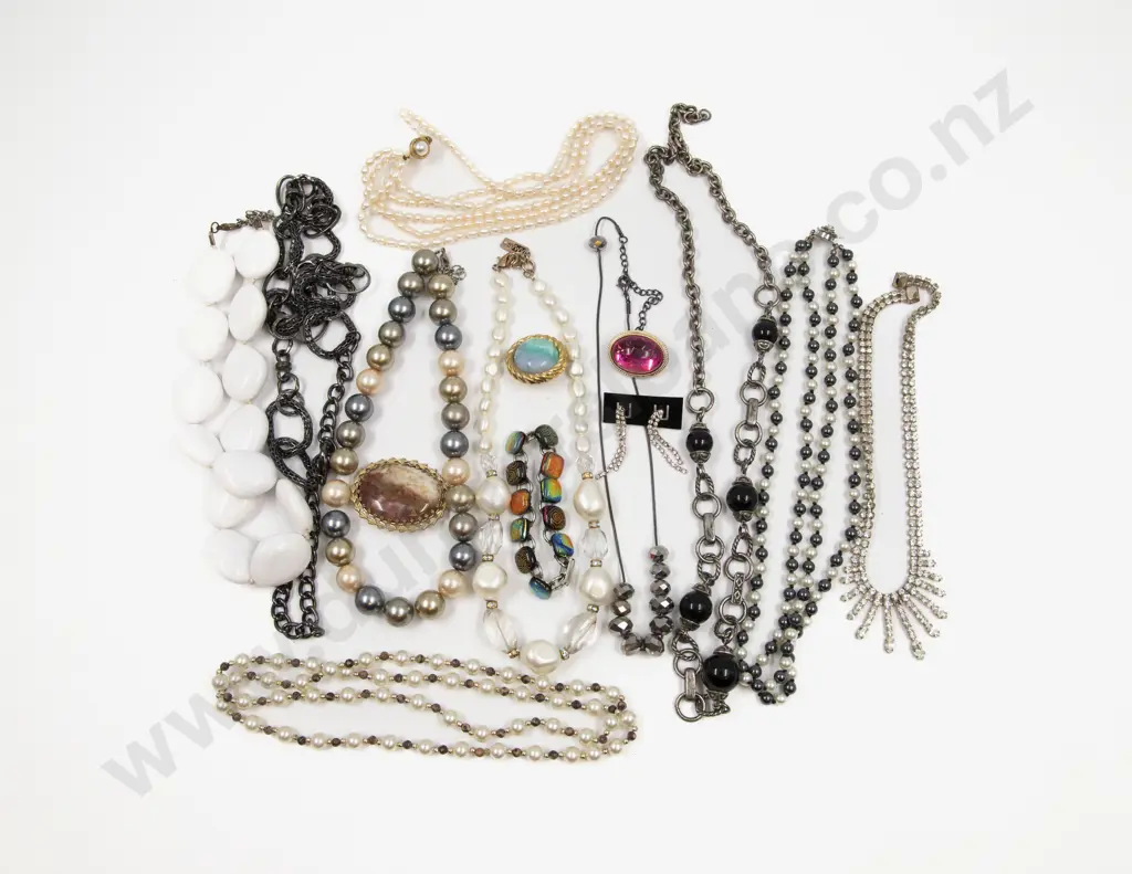 Collection of Assorted Imitation Pearl and Costume Jewellery Image 1++