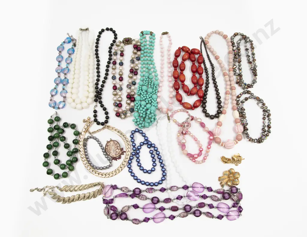 Collection of Assorted Costume Jewellery Image 1++