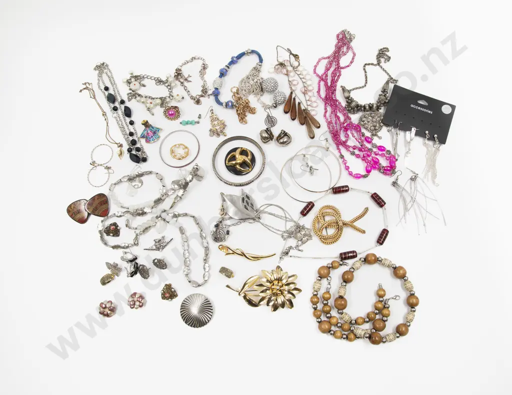 Collection of Assorted Costume Jewellery Image 1++