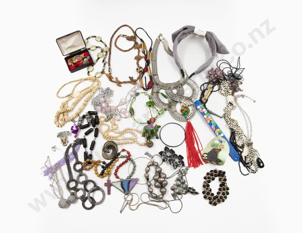 Collection of Assorted Costume Jewellery Image 1++