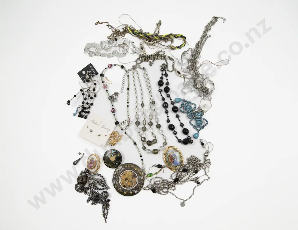 Collection of Assorted Costume Jewellery Image 1++