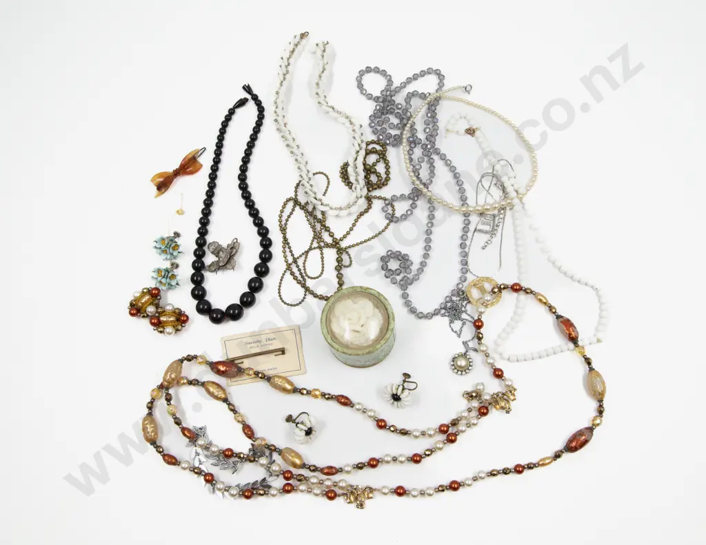 Collection of Assorted Costume Jewellery Image 1++