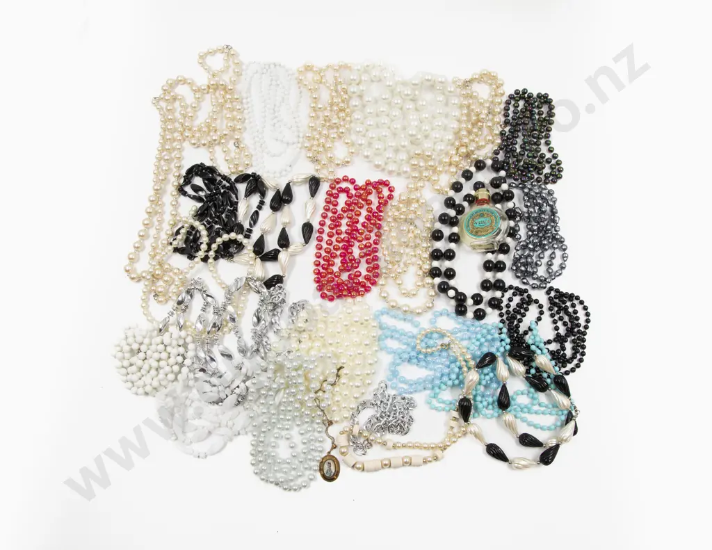 Collection of Assorted Costume Jewellery Image 1++