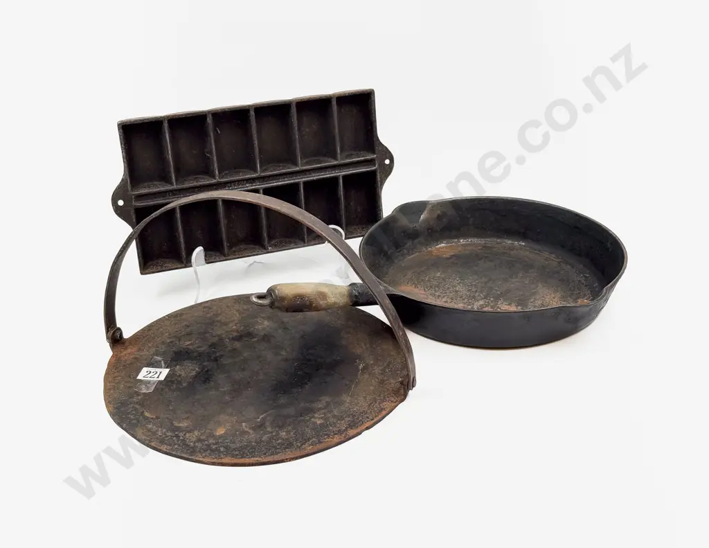 Vintage Cast Iron Ginger Gem Iron & Griddle with Pan Image 1++