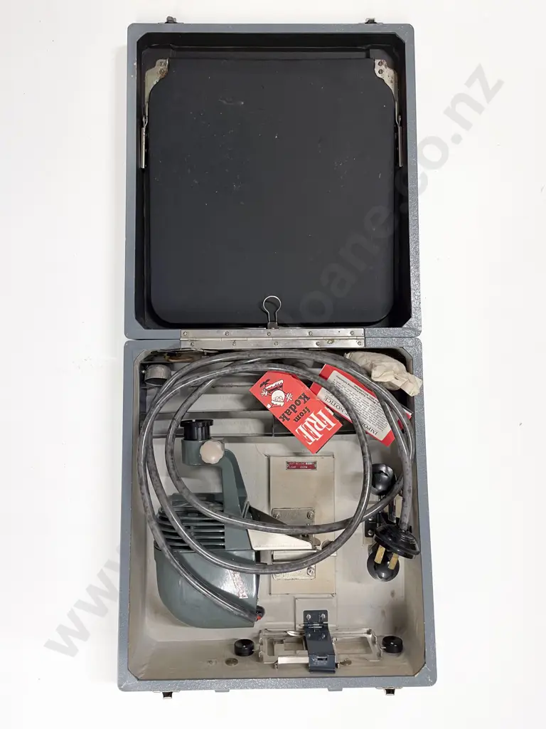 Vintage Travel Slide Projector Image 1++