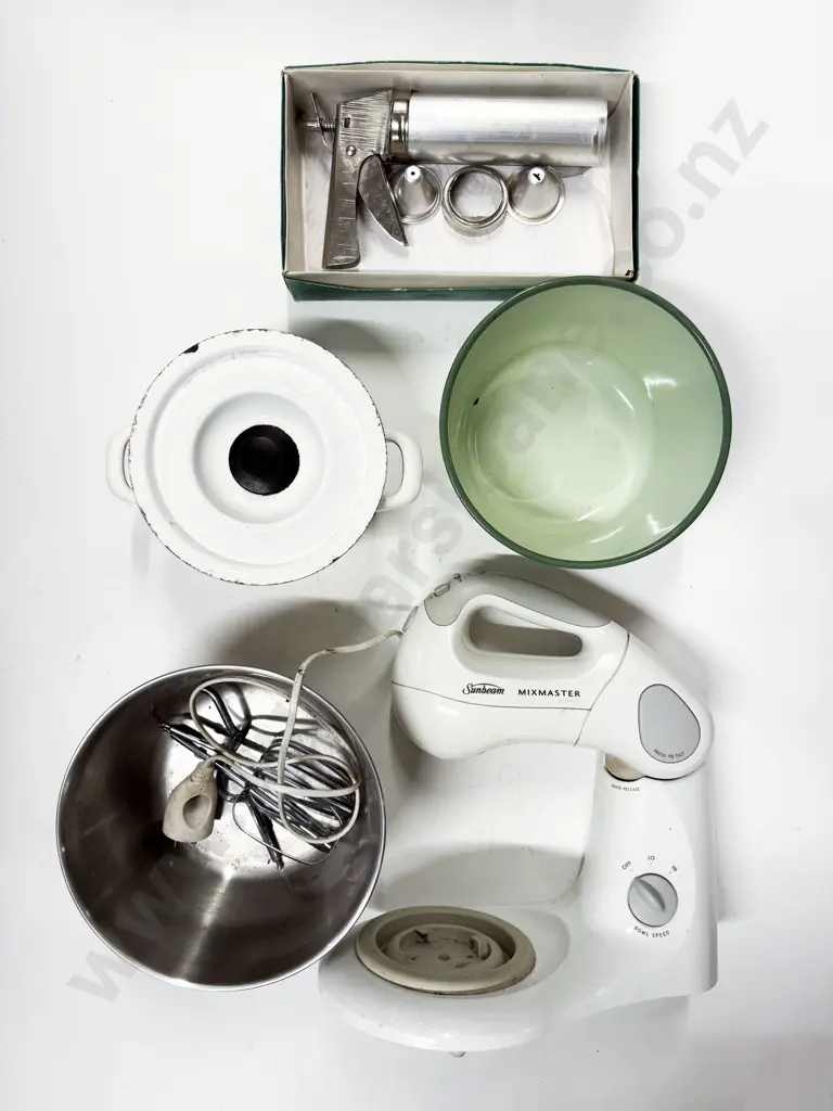 Sunbeam Mixmaster together with Enamel Cooking Pot etc Image 1++