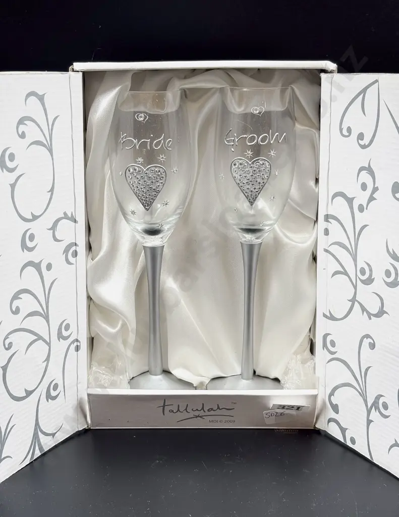 Boxed Set of Novelty Bride/Groom Champagne Glasses Image 1++