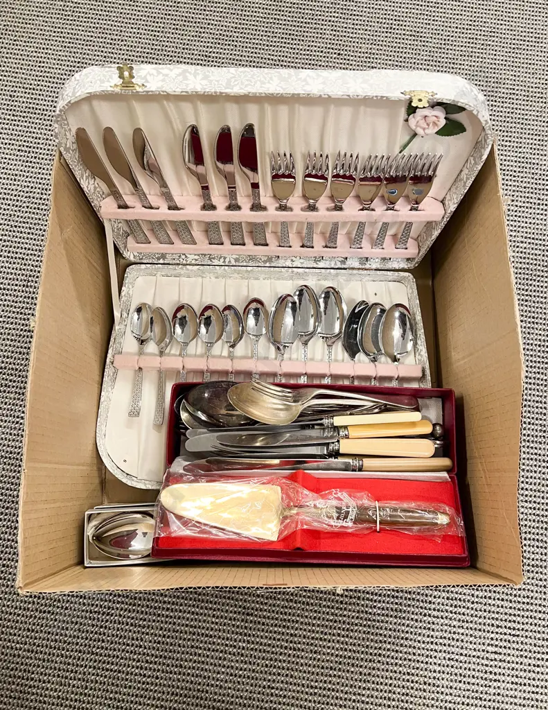 Qty of Assorted Boxed & Loose Cutlery Image 1++