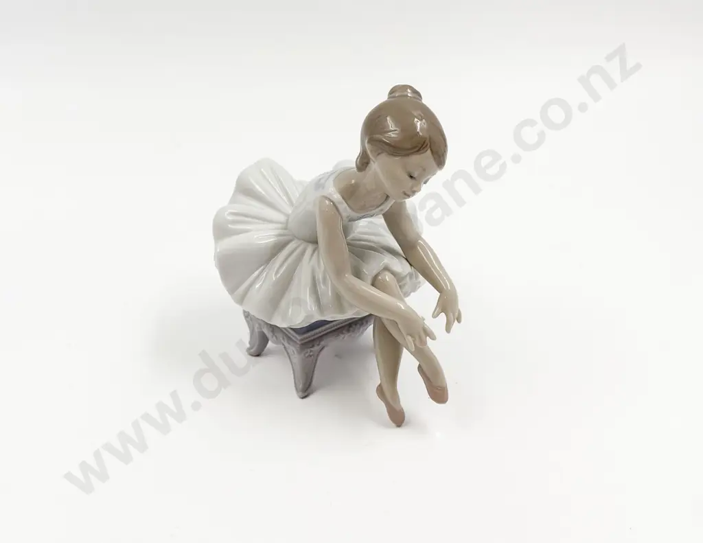Seated Lladro Figure Image 1++