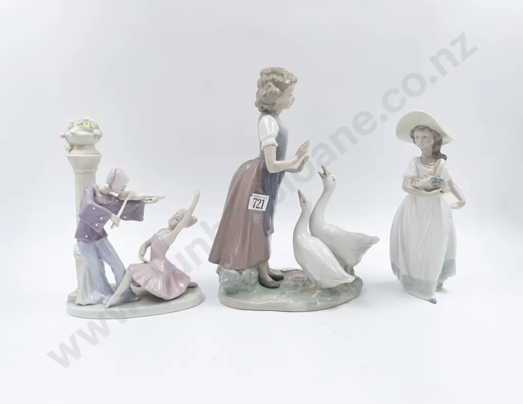 Two Nao Figures & Other Image 1++