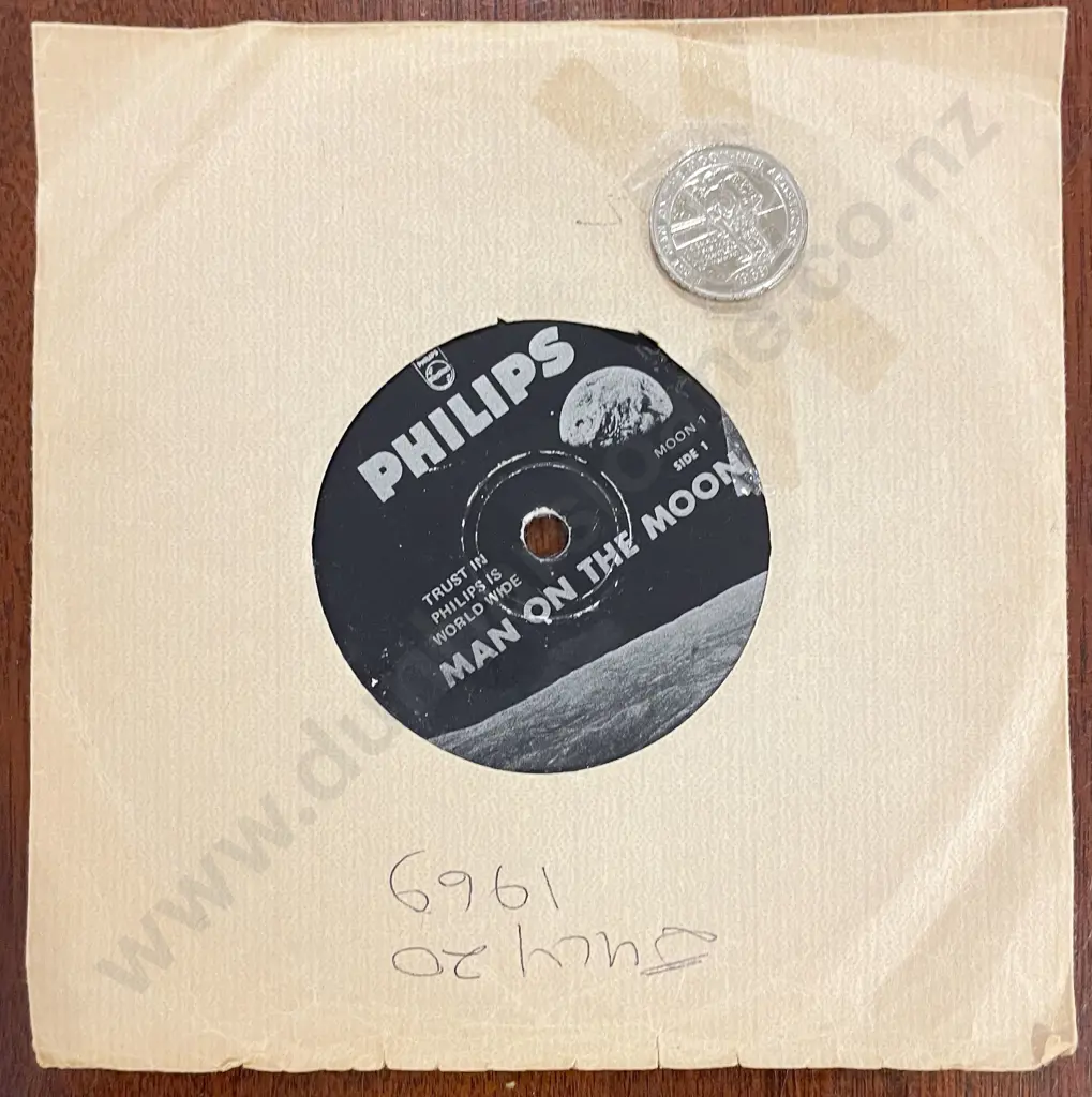 Man on the Moon - July 20th 1969 - Vintage Vinyl 45rpm Record together with Comm. Coin Image 1++
