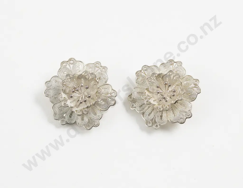 Pair S/S Filigree Flower Stud Earrings Image 1++