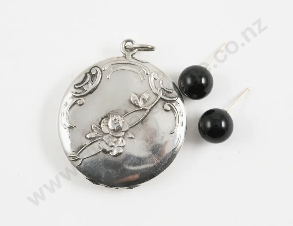 S/S Engraved Photo Locket Pendant with Pair 14ct Gold Plated Onyx Stud Earrings Image 1++