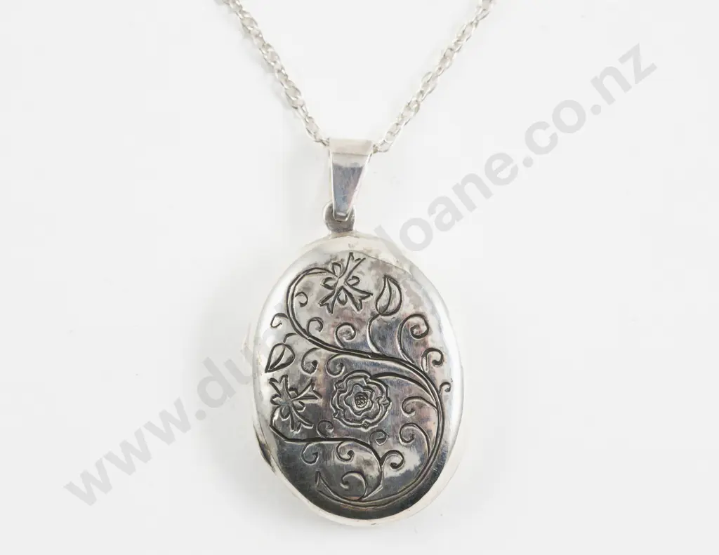 S/S Engraved Oval Photo Locket Pendant Image 1++